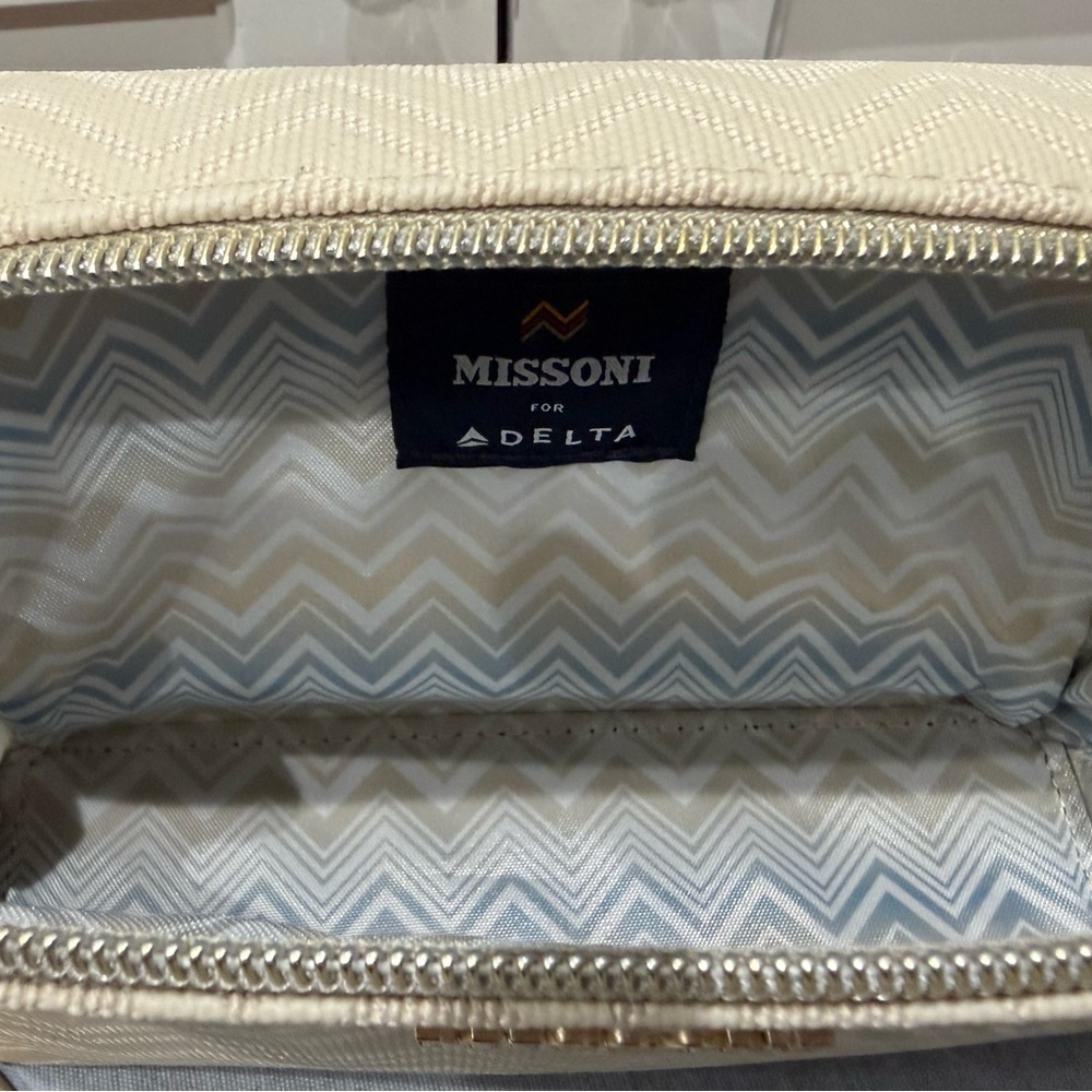 New UNOPENED. NEW STYLE Clamshell Missoni Travel Kit for Delta
1 left - in Blue - Picture 6 of 11